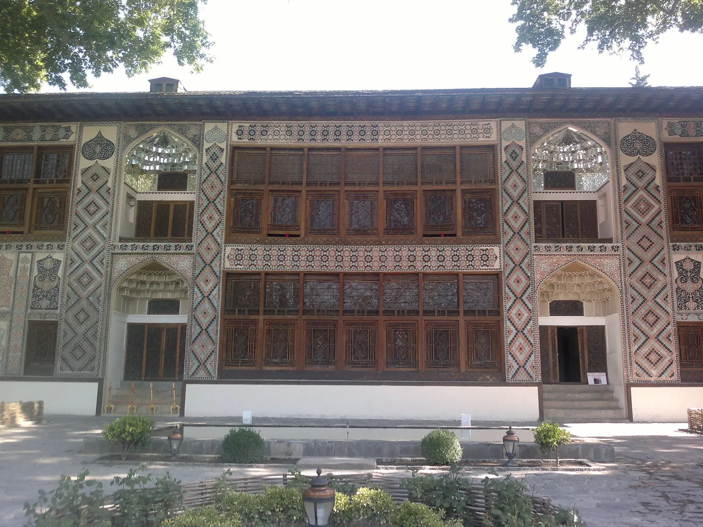 İpək Yolu memarlığı, saray sənətkarlığı və Azərbaycanın ən zəngin tarixi şəhərlərindən biri.